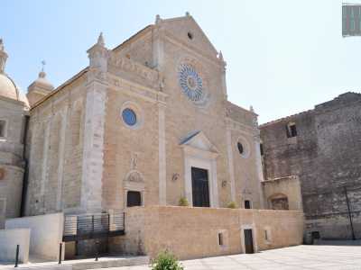 E sempre a Gravina, ulteriore tappa del cammino, � la cattedrale di Santa Maria Assunta, anch�essa normanna, edificata a partire dal 1095